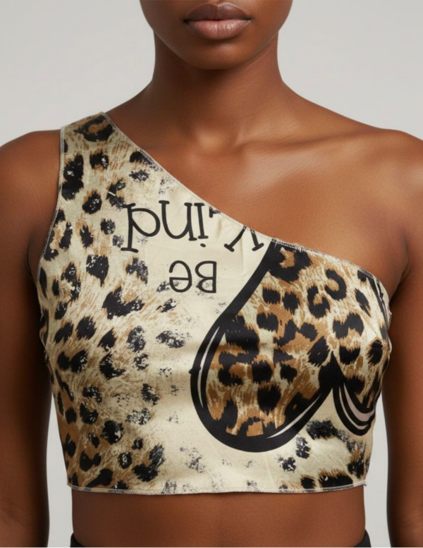 Top Asimétrico Satinado "Be Kind" Animal Print