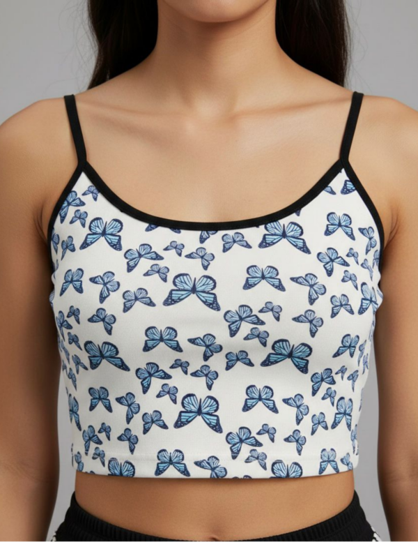 36 Cami Top Blanco con Estampado de Mariposas Azules