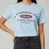 Camiseta Gráfica Azul Cielo "Confident Girl" Estilo Varsity