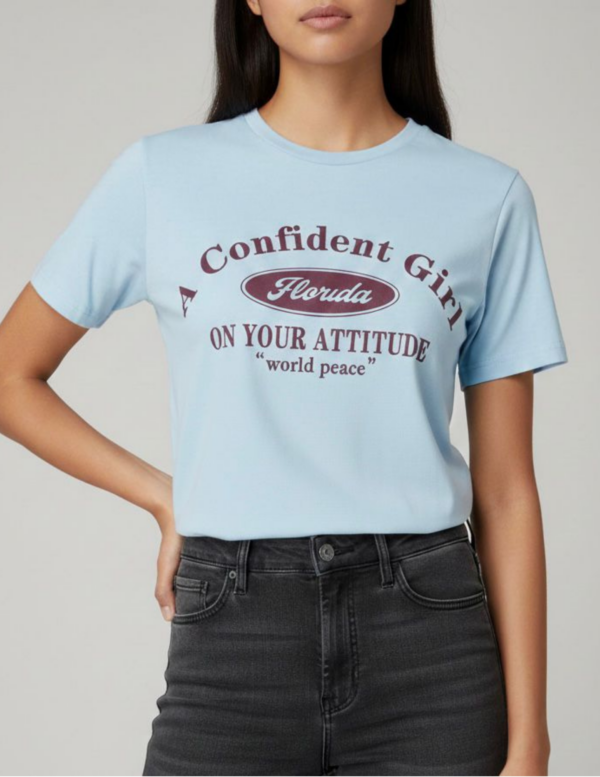 Camiseta Gráfica Azul Cielo "Confident Girl" Estilo Varsity